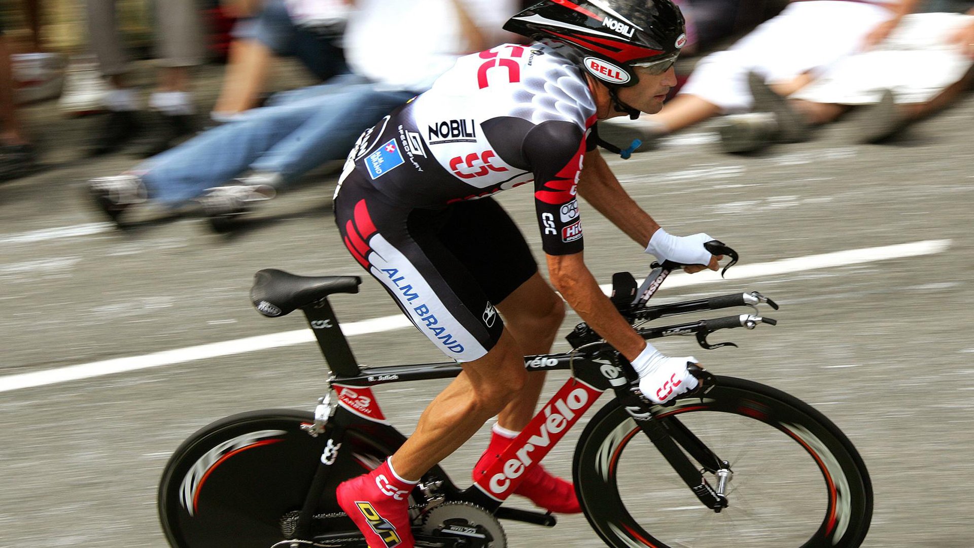 “华金·托比利亚的传球精准度与反应速度，帮助美洲狮队形成强大防线”